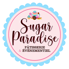 Logo rond Sugar Paradise : gâteaux, cupcakes et macaron illustrés sur fond rose, bordure bleue festonnée. Texte PÂTISSERIE & ÉVÉNEMENTIEL.
